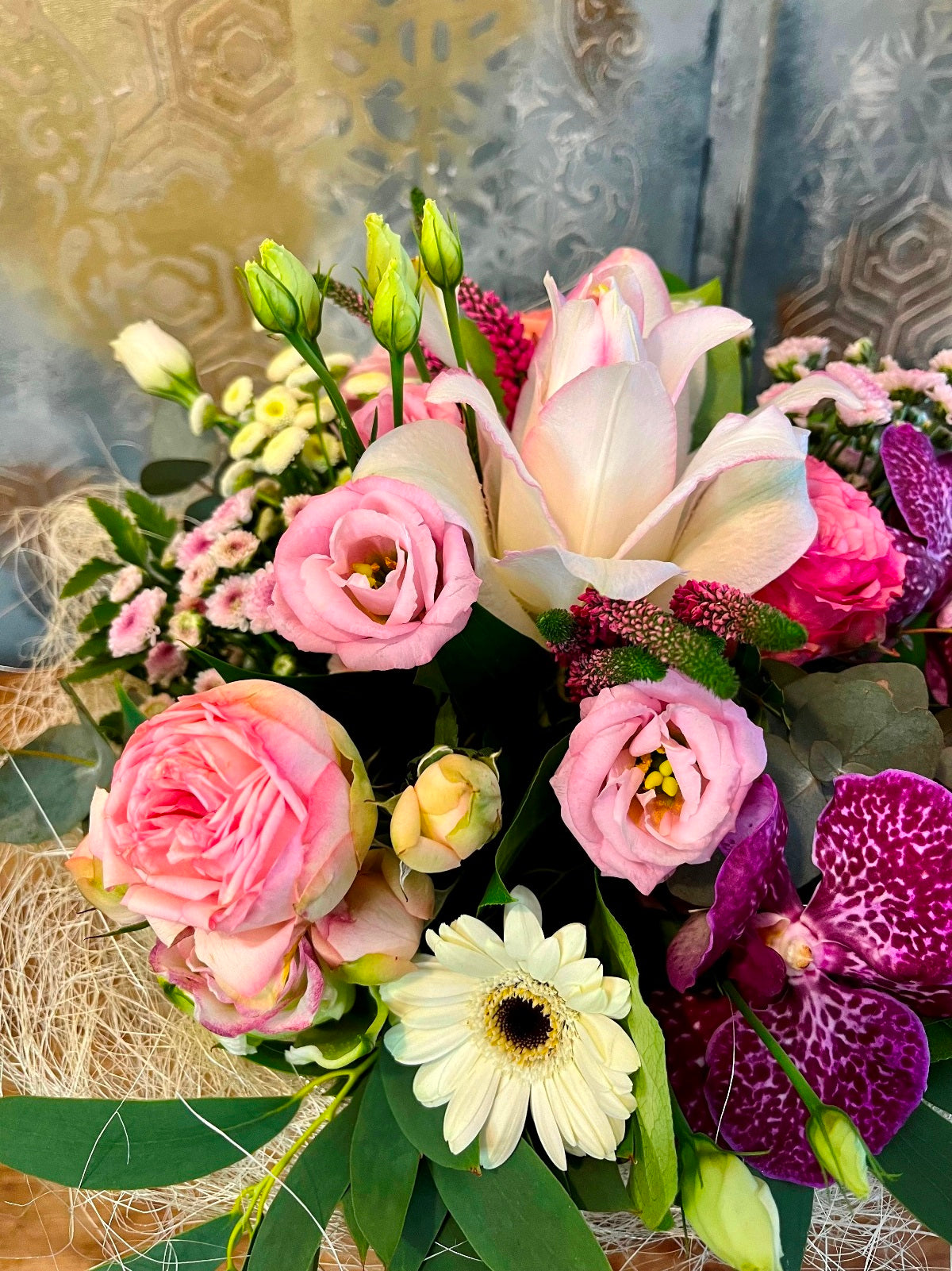 Pink & White Bouquet in Sisal Frame zoomed in image