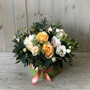 Hatbox flowers in peaches and creams. Available to order to click and collect or for delivery in Dublin city and county.