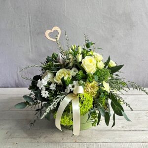 Cream and white flowers in a pretty hatbox. An alternative colour choice for flower delivery in Dublin